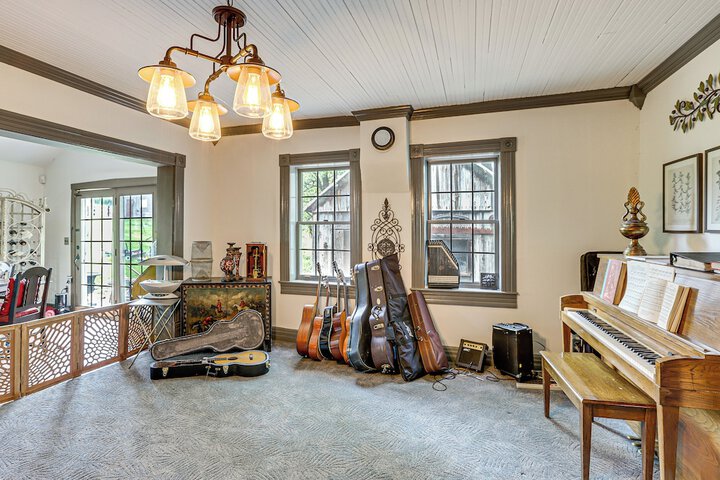 Spacious & Historic Cabin in New Haven w / Pond!