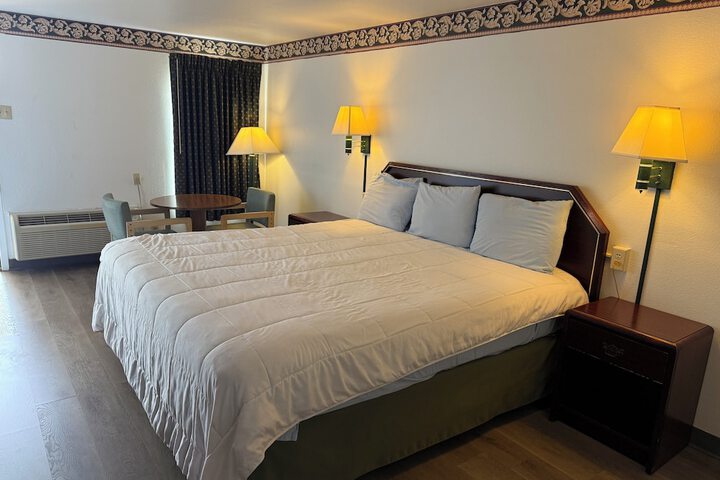 Room 8 of 10