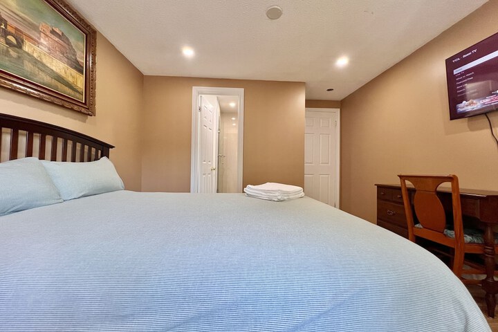 Cozy Home Near Transit & Hillcrest Mall with Free Parking