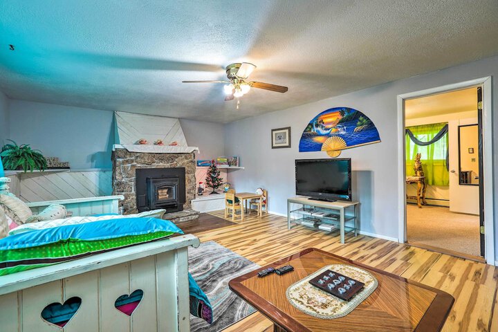 Scenic Woodland Park Cottage w / Deck + Grill!