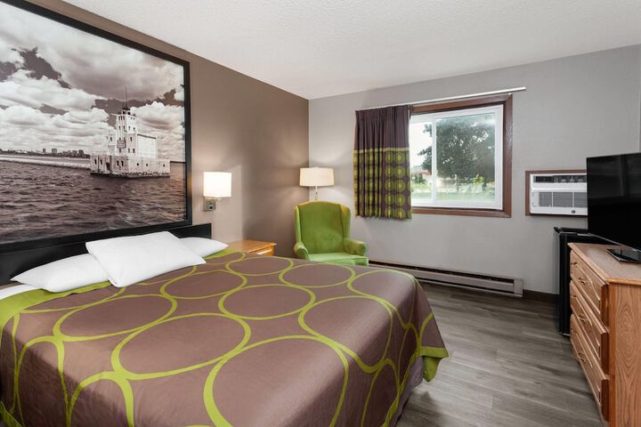 Super 8 by Wyndham Green Bay Near Stadium