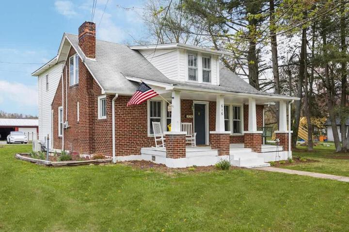 Charming 4 bedroom farmhouse with large backyard for entertaining