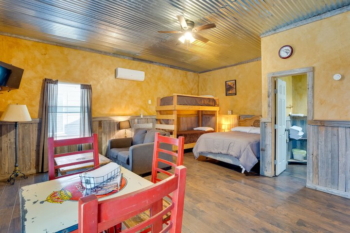 Community Pier: Cozy Kerens Cabin!