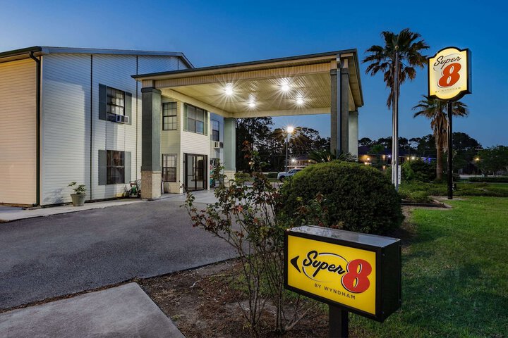 Super 8 by Wyndham Kinder / Coushatta near Casino