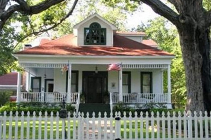 White Oak Manor Bed & Breakfast