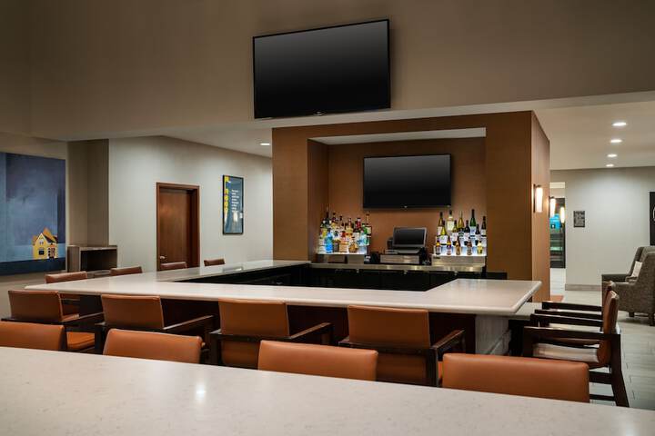 Lounge 23 of 29