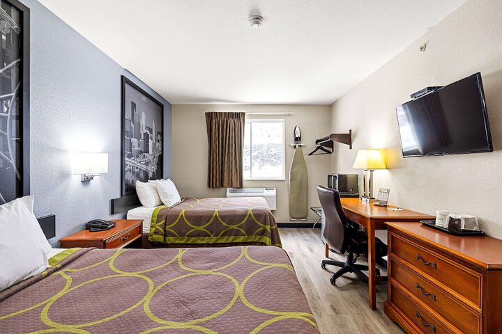 Super 8 by Wyndham Pittsburgh / Monroeville
