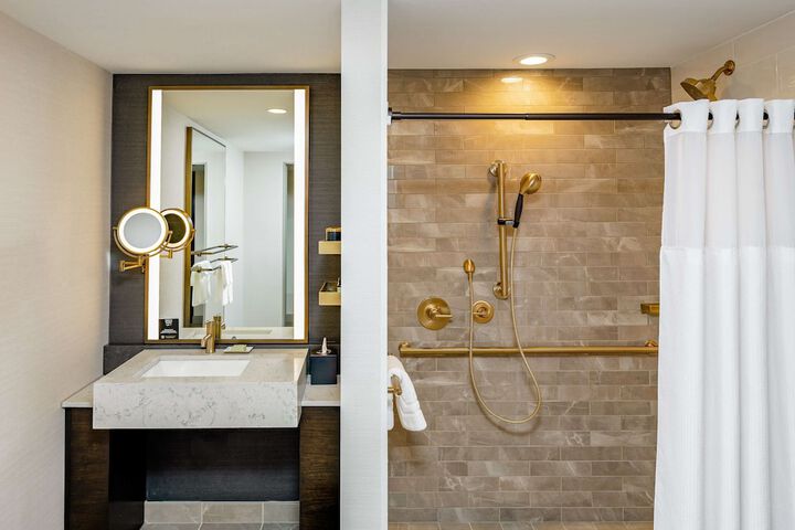 Hotel Fort Des Moines Curio Collection by Hilton
