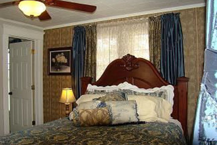 Vintage Charm Bed & Breakfast Hotel