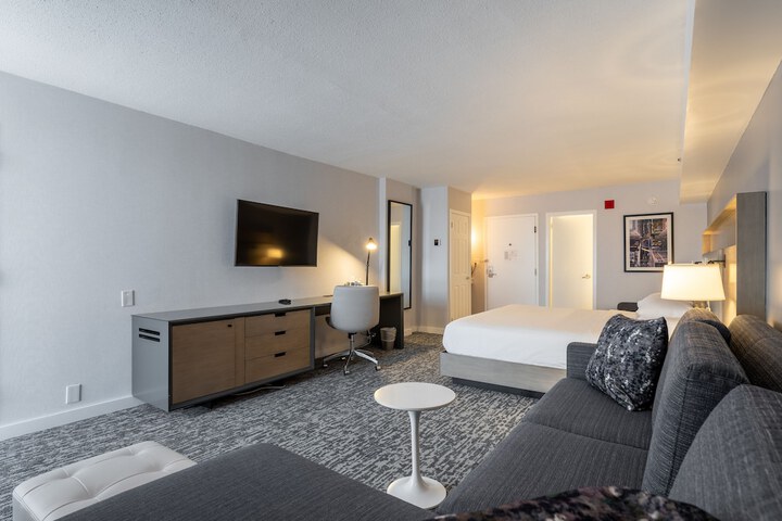 DoubleTree by Hilton New York JFK Airport