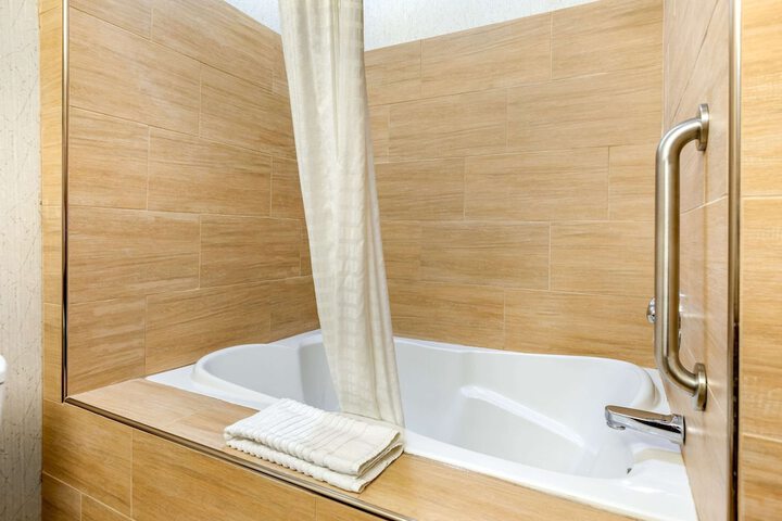 Room 8 of 28
