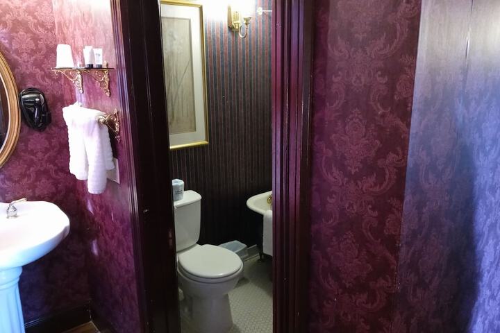 Room 17 of 60