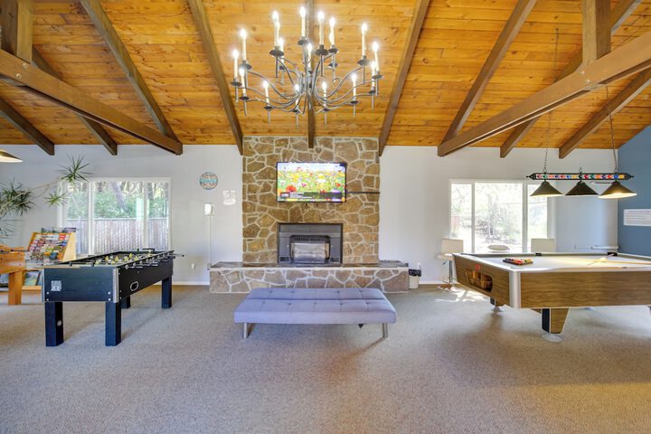 Comfortable Lincoln City Condo w / Patio & Views!