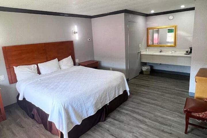 Anchorage Inn Lakeport