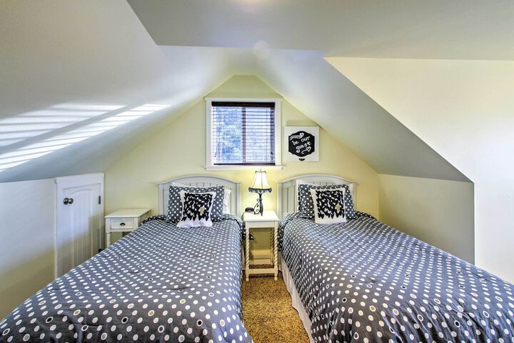 Peacock Hill Retreat on 1 Acre 1 Mi to Harbor