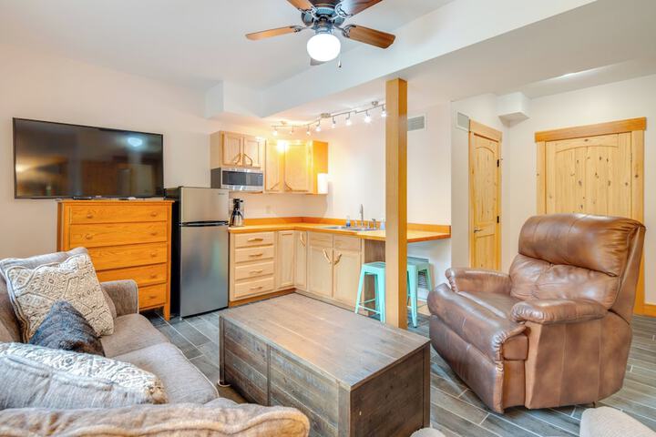 Sawyers Cabin w / Hot Tub in Blue Ridge Mtns!