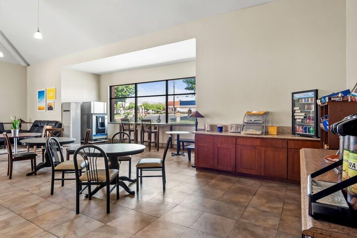 Days Inn by Wyndham Fontana / Rialto