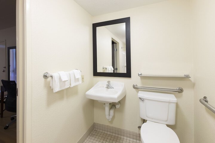 Red Roof Inn PLUS+ West Springfield