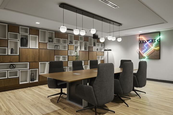 Business Center 23 of 25