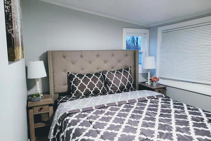 Nice house with private parking king bed fenced yard