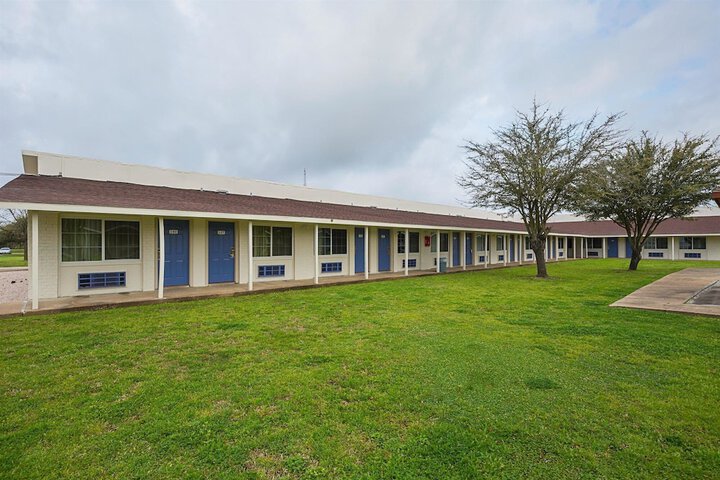 Motel 6 Madisonville TX