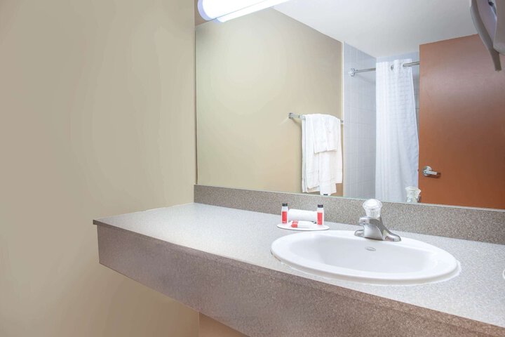 Super 8 by Wyndham Midland
