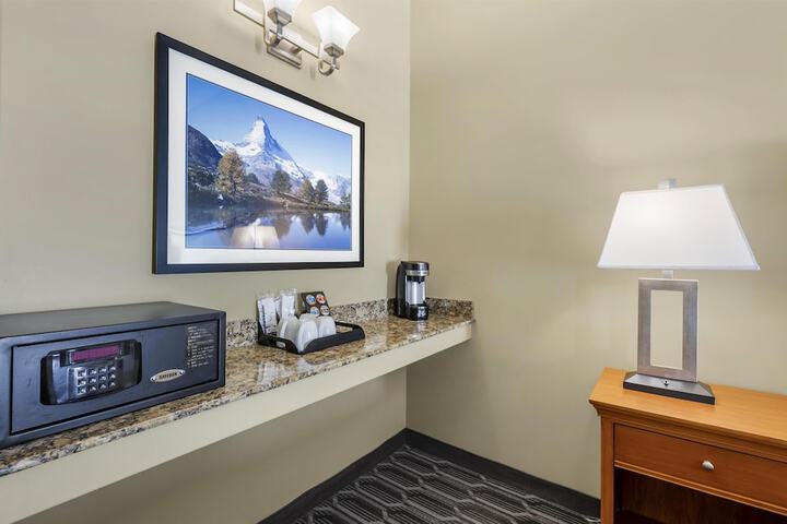 Best Western Plus Swiss Chalet Hotel & Suites