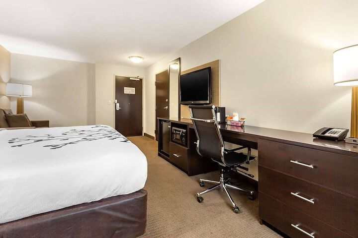 Room 6 of 10