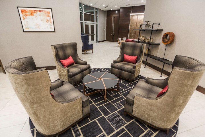 Lounge 63 of 82