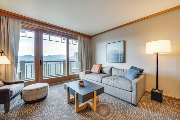 Mountain Views & Pool Access: Cle Elum Condo!