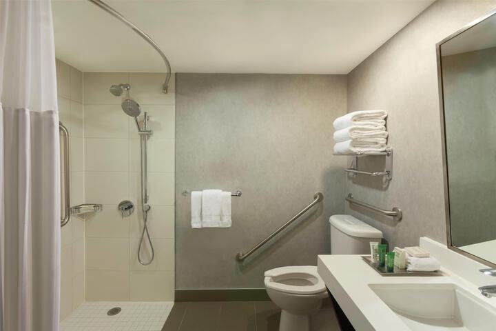 Hilton Toronto Airport Hotel & Suites