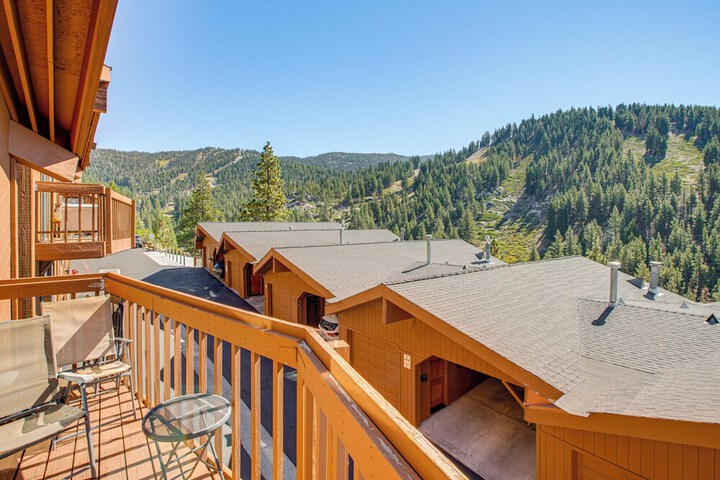 1 Mi to Diamond Peak: Townhome w / Lake Views