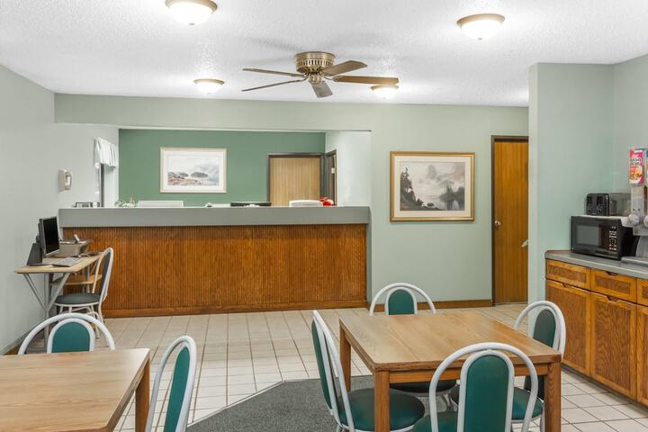 Super 8 by Wyndham Washington / Peoria Area