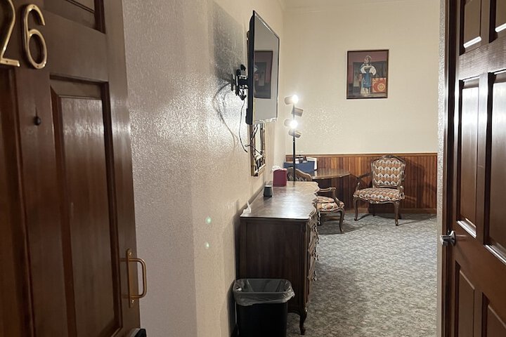 Room 33 of 74