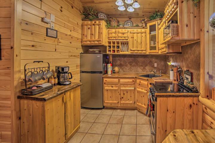 Updated Manistique Log Cabin Yard & Fire Pit