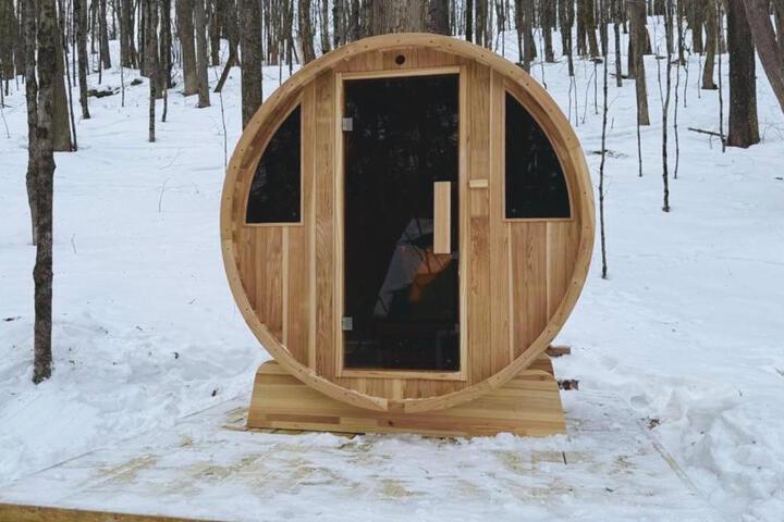 Cozy Cottage with Jacuzzi Sauna, Fire Pit and Reading Nook!