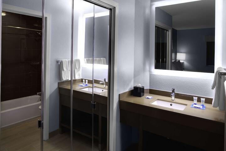 Room 10 of 32