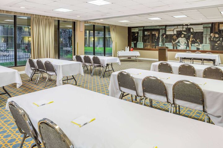 Days Inn & Suites by Wyndham Jennings