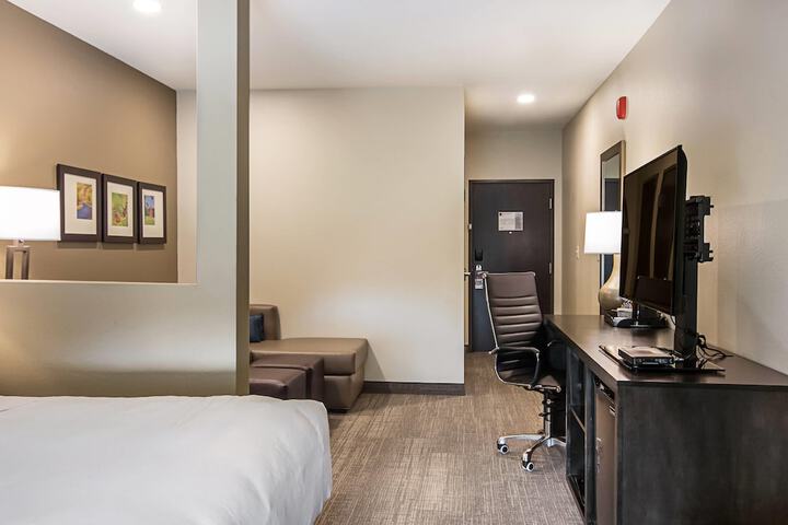 Comfort Suites Wooster near University Campus