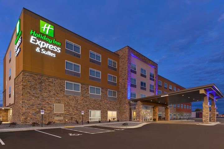 Holiday Inn Express & Suites Eau Claire West I-94 by IHG
