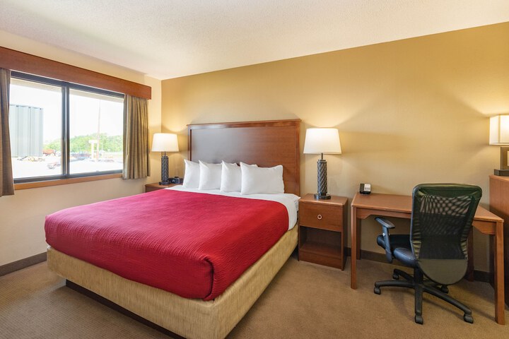 AmericInn by Wyndham Marshall