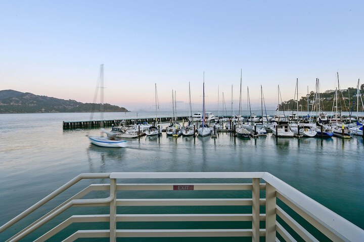 Waters Edge Hotel
