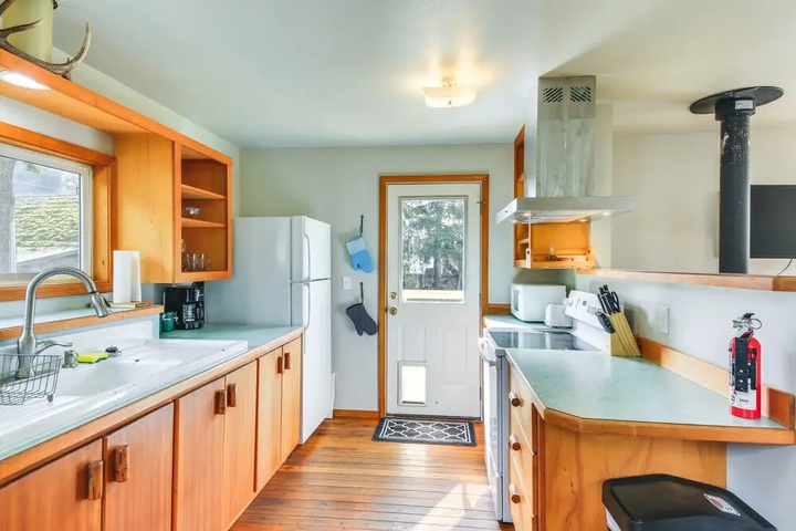 Clark Fork Vacation Home w / Wood Stove Near Lake!