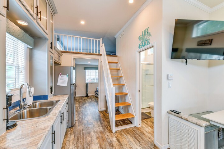 Waterfront Lake Norman Cabin w / Screened Porch!