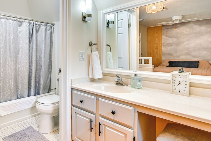 1 Mi to Mohegan Sun: Studio w / Pool Access