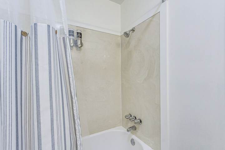 Inviting Home w / Golf Course View in Diamondhead!