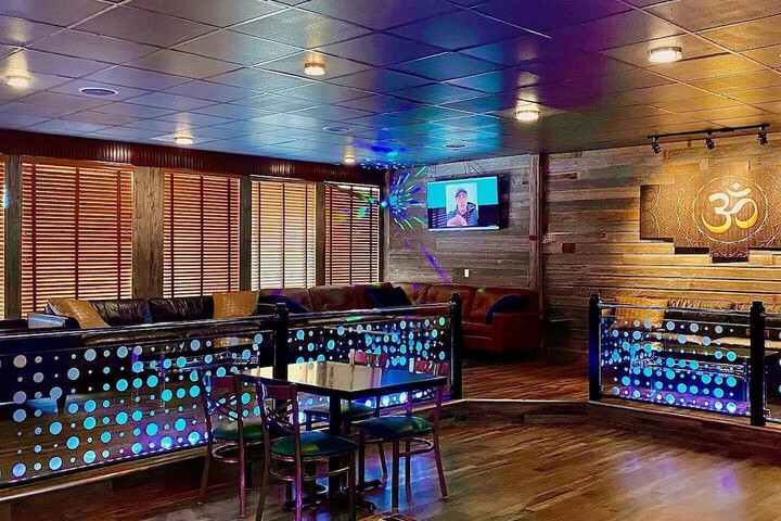 Lounge 30 of 47