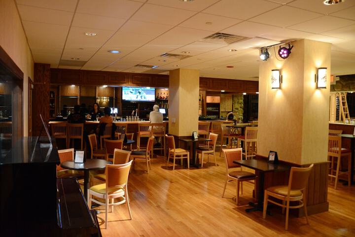Lounge 25 of 43