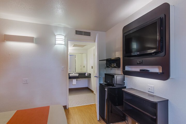 Room 33 of 40