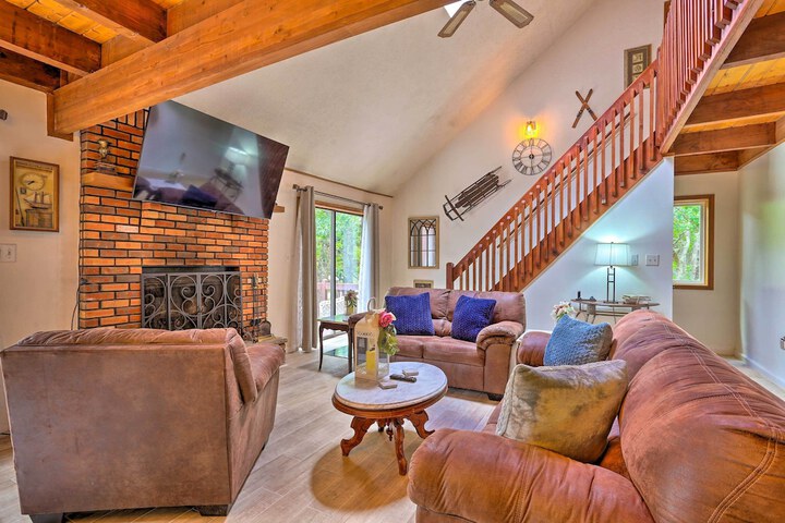 Bushkill House w / Deck & Community Amenities!